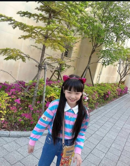 희율은 헤어밴드로, 희우는 파티콘 모자로 포인트를 주며 서로 다른 매력의 귀여움을 한껏 발산했다.사진-소율 SNS