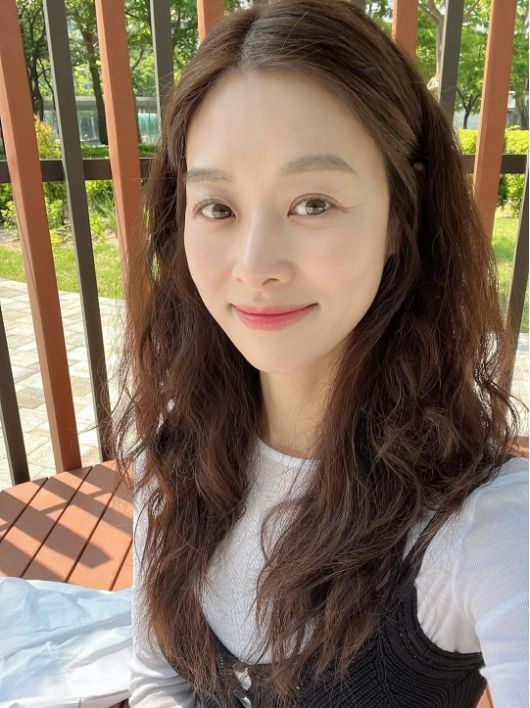 장신영은 화사한 웨이브 헤어와 청순한 메이크업으로 자연스러운 미모를 뽐냈다. 사진=-장신영 SNS