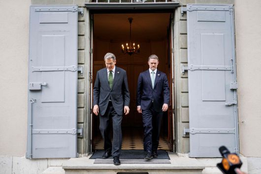 미국 재무장관 스콧 베센트(왼쪽)와 무역대표부(USTR) 대표 제이미슨 그리어가 5월 11일, 제네바 유엔 주재 스위스 대사 관저에서 열린 미·중 고위급 무역협상 후 성명을 발표하기 위해 도착하고 있다. [사진 =  AFP 연합뉴스]