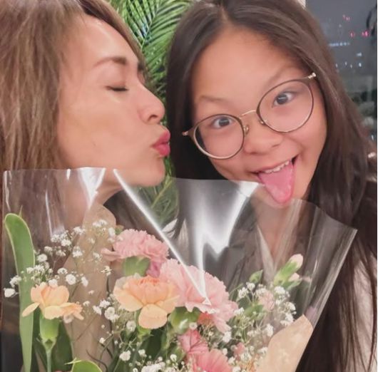 야노시호와 추사랑은 화사한 카네이션 꽃다발을 들고 환하게 웃고 있다.사진=야노시호 SNS