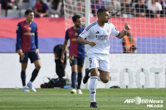 킬리안 음바페는 5월 11일 바르셀로나전에서 해트트릭을 기록했다. 하지만, 음바페는 웃지 못했다. 팀의 3-4 대역전패를 막지 못한 까닭이다. 사진=AFPBBNews=News1