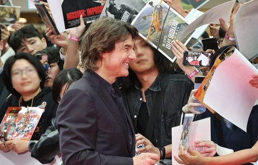 방한한 톰 크루즈의 팬서비스 장면 [사진출처=연합뉴스]