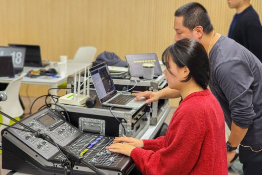 국립아시아문화전당(ACC) 전문인 교육 프로그램의 ‘직군 탐색’ 트랙에 참여한 한 수강생이 사운드 엔지니어 교육을 받고 있다. ACC