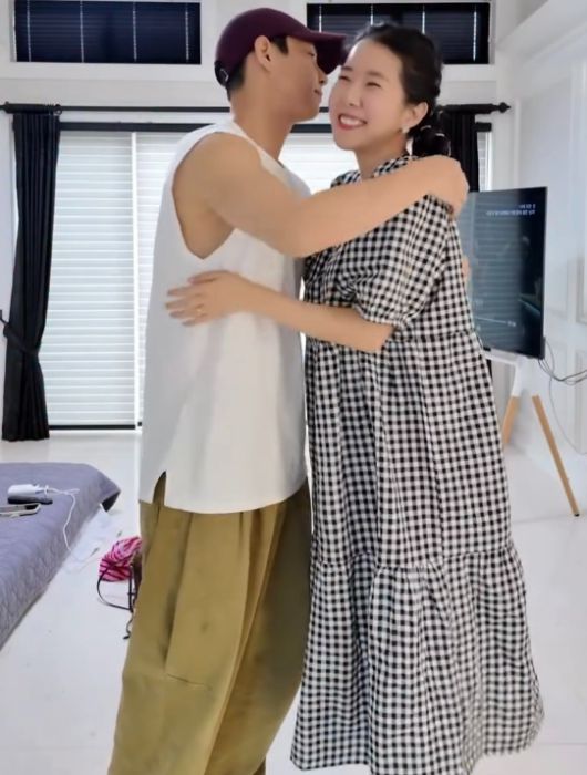 김지혜는 그룹 파란 출신 뮤지컬 배우 최성욱과 2019년 결혼했으며, 지난 2월 난임을 극복하고 시험관 시술을 통해 쌍둥이를 임신했다.사진=김지혜 SNS