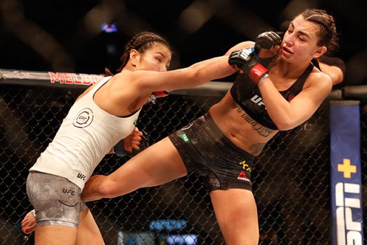 동양태평양복싱연맹 타이틀매치 출신 김지연이 2019년 10월 UFC 243 호주 멜버른 마블 스타디움 관중 5만7127명 앞에서 펀치로 공격하고 있다. 사진=AFP=연합뉴스 제공