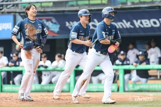 안중열(가운데)은 11일 두산 더블헤더 1차전 승리의 일등 공신이었다. 사진=NC 제공