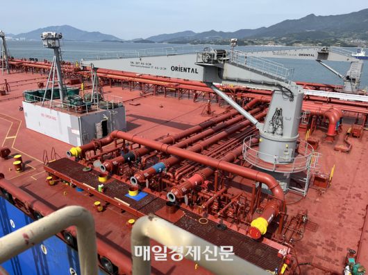 지하 암반공동으로부터 유조선까지 원유를 전달받을 파이프. [신유경 기자]