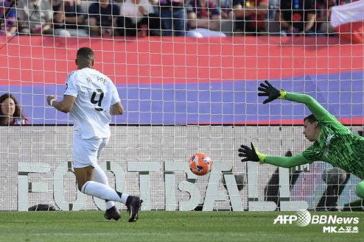 레알 마드리드 스트라이커 킬리안 음바페가 페널티킥을 득점으로 연결하고 있다. 사진=AFPBBNews=News1