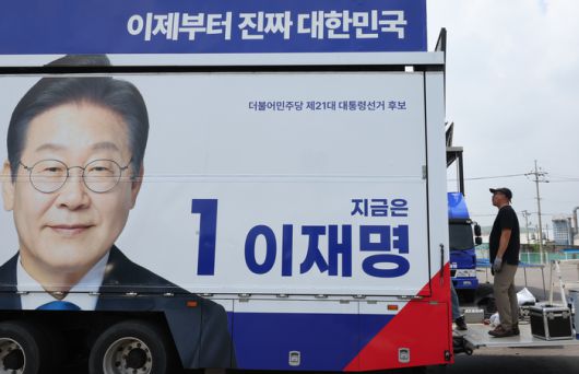 이재명 후보 유세차량 제작
    (양주=연합뉴스) 이진욱 기자 = 제21대 대통령 선거 후보 등록 마감일인 11일 경기도 양주시 한 차량광고업체에서 관계자들이 더불어민주당 이재명 대선 후보 선거운동 유세차량을 제작·점검하고 있다. 2025.5.11
    cityboy@yna.co.kr
(끝)


<저작권자(c) 연합뉴스, 무단 전재-재배포, AI 학습 및 활용 금지>