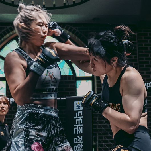 ‘짱구’ 전수민이 2024년 8월 경기도 오산시 블랙컴뱃 라이즈 4에서 일본 아마추어복싱선수권대회 준우승자 구마가이 마리나를 공격하고 있다. 사진=이데아 파라곤