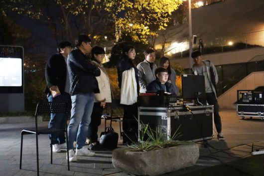 국국립아시아문화전당(ACC) 전문인 교육 프로그램의 ‘콘텐츠 발굴·실행’ 트랙에서 수강생들이 건물 외벽에 미디어 아트를 구현하는 실습을 하고 있는 모습. ACC