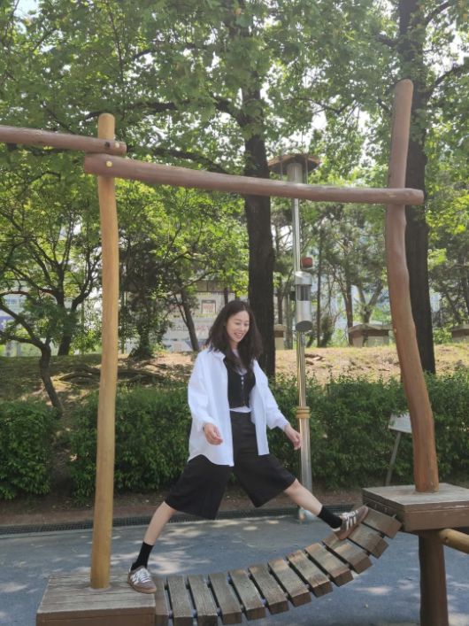 장신영은 놀이기구 위에서 균형을 잡는 익살스러운 포즈를 취했다.사진=장신영 SNS