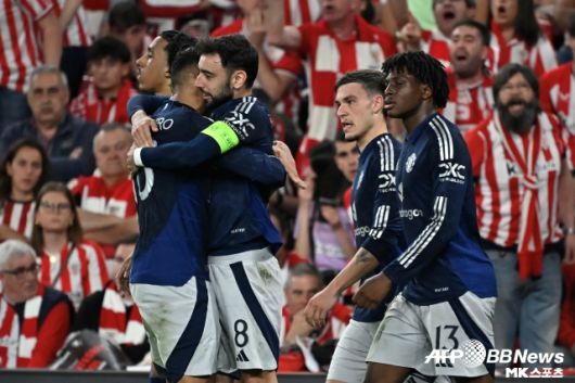 아모림 감독은 “모두가 UEL 결승전을 생각한다”면서 “지금은 그게 중요한 게 아니”라고 말했다. 이어 “지금은 구단의 체질 개선에 집중해야 한다. 구단 역사상 아주 중요한 순간이다. 다음 시즌에도 이와 같은 일이 반복되면 맨유의 미래는 매우 어둡다. 맨유는 올여름 대대적인 변화를 꾀해야 한다”고 했다. 아모림 감독은 덧붙여 “구단이 바뀌지 않는다면, 우리는 다른 사람들에게 자리를 내줘야 할 것”이라고 했다. 사진(빌바오 스페인)=AFPBBNews=News1