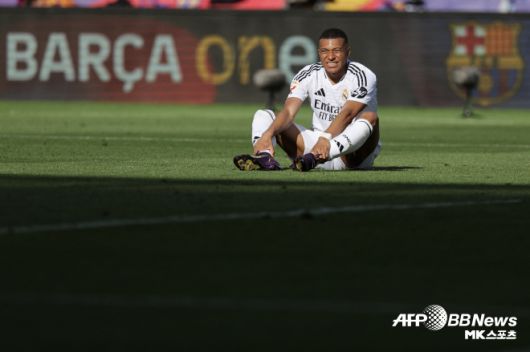 그라운드에 주저앉은 킬리안 음바페. 사진=AFPBBNews=News1