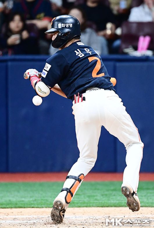 심우준이 10일 고척 키움전에서 사구를 맞고 있다. 사진(고척 서울)=김영구 기자