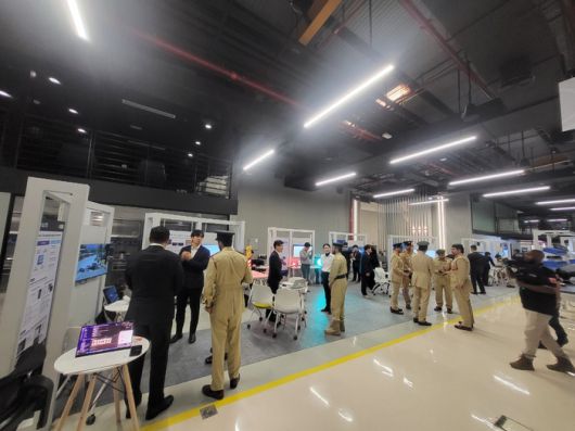 최근 두바이에서 코트라가 개최한 ‘KOTRA·두바이경찰 글로벌 수출테크 위크’에서 AI·자율주행 등 혁신기술기업이 전시 및 상담을 진행하고 있다 / 사진=코트라