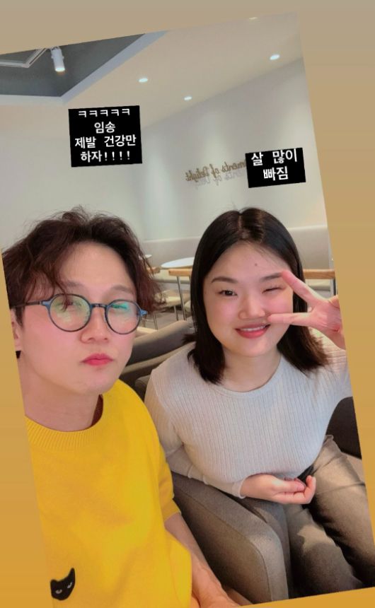 임송은 박성광 옆에서 익살스럽게 브이 포즈를 취하며 밝은 미소를 보였다. 사진=박성광 SNS