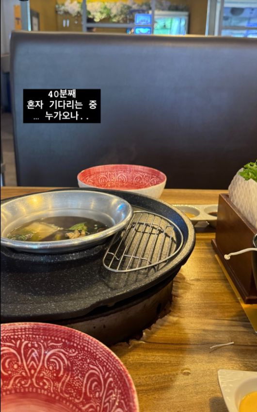 박성광은 한 식당에서 누군가를 기다리며 조용히 앉아 있었다.사진=박성광 SNS