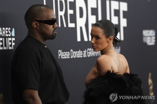 지난 2월 미 로스앤젤레스에서 열린 그래미 어워드에 참석한 칸예 웨스트와 비앙카 부부. [사진 = AP연합뉴스]