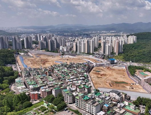경기도 성남시 수정구 산성동 일대에 있는 ‘산성역 헤리스톤’ 용지 일대 전경.