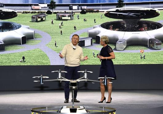 정의선 현대차그룹 회장(왼쪽)이 ‘CES 2020’에서 미래 모빌리티 비전에 대해 설명하고 있다.