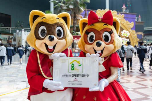 롯데월드 어드벤처가 레저 업계 최초로 8회 연속 실내공기질 인증을 획득했다.  / 사진=롯데월드 어드벤처