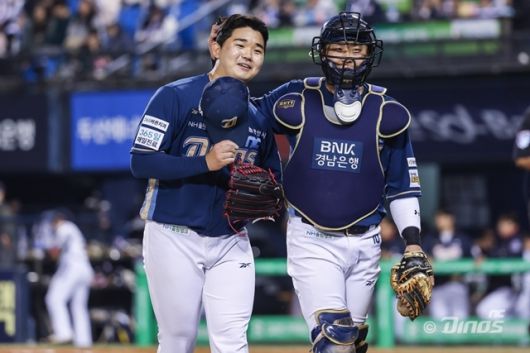 11일 두산 더블헤더 2차전에서 박세혁(오른쪽)이 김녹원을 격려하고 있다. 사진=NC 제공