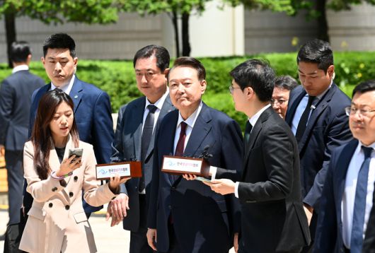 윤석열 전 대통령이 12일 서울 서초구 중앙지방법원에서 열린 내란 우두머리 혐의, 직권남용 권리행사방해 혐의 사건 3차 공판에서 오전 재판 종료 후 식사를 위해 나서다 취재진의 질문에 묵묵부답으로 일관하고 있다. 2025.05.12 [사진공동취재단]