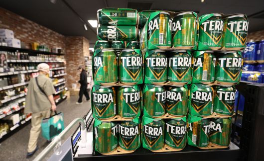 서울 시내의 한 대형마트에 하이트진로의 테라 맥주가 진열돼 있다. [사진 출처 = 연합뉴스]