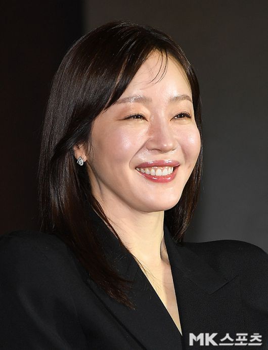 어깨를 강조한 오버핏 블랙 재킷과의 조합으로 세련되면서도 시크한 매력을 극대화했다.. 사진=천정환 기자