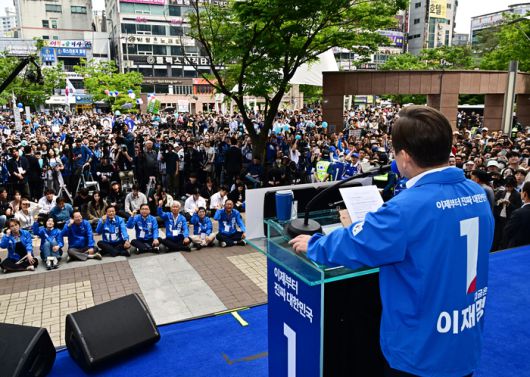 이재명 더불어민주당 대선후보가 14일 오후 경남 창원시 성산구 상남분수광장에서 열린 집중유세에 참석해 연설을 하고 있다. [김호영 기자]