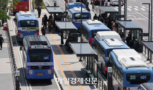 서울 시내버스 노사협상이 결렬되면서 노조가 ‘준법투쟁’에 돌입한 30일 서울역 버스환승센터에서 시민들이 버스에 승하차하고 있다. 한주형 기자