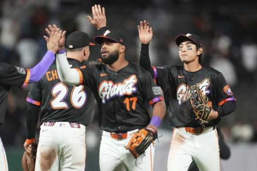 이정후가 경기가 끝난 뒤 동료들과 하이파이브를 나누고 있다. 사진= AP= 연합뉴스 제공