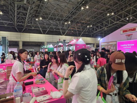 지난 11일 일본 도쿄 지바현 마쿠하리 멧세에서 열린 2025 KCON JAPAN 행사장 내부. K컬처를 경험할 수 있는 270개 부스가 들어선 가운데, 많은 관람객들이 부스를 체험하기 위해 몰려 붐비고 있다. [김효혜 기자]