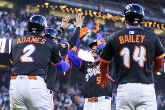 만루홈런을 때린 코스가 동료들의 환영을 받고 있다. 사진= John Hefti-Imagn Images= 연합뉴스 제공