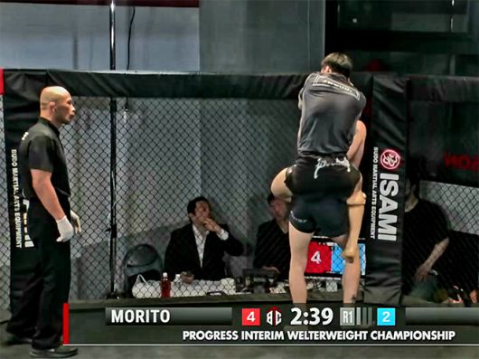 제11대 DEEP 라이트급 챔피언 및 제2대 블랙컴뱃 라이트급 챔피언 이송하가 2025년 5월 국제브라질주짓수연맹 아시아선수권대회 금메달리스트 모리토 신지의 맨손 조르기 기술에서 빠져나오지 못하고 있다. 사진=PROGRESS実行委員会
