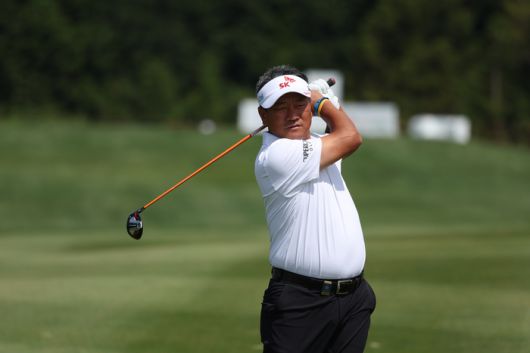 SK텔레콤 오픈 2연패에 도전하는 최경주가 14일 진행된 연습 라운드에서 샷을 한 뒤 공을 바라보고 있다. KPGA