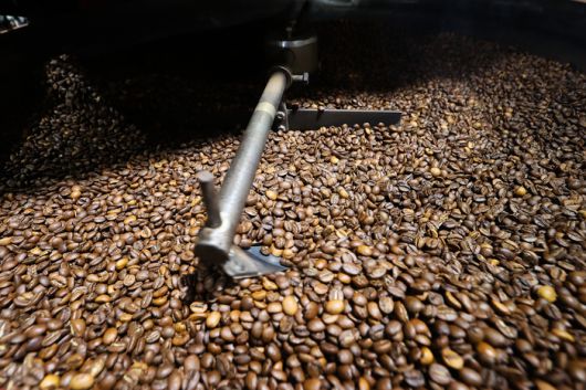 지난 2월 10일 서울 종로구 문할로커피로스터리(MHCR)에서 임규훈 대표가 커피 로스팅 작업을 하고 있다. [사진 = 연합뉴스]