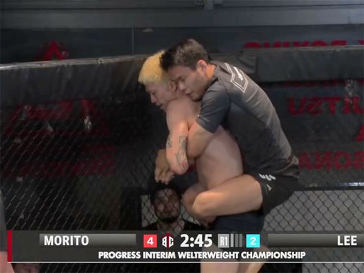 제11대 DEEP 라이트급 챔피언 및 제2대 블랙컴뱃 라이트급 챔피언 이송하가 2025년 5월 국제브라질주짓수연맹 아시아선수권대회 금메달리스트 모리토 신지에게 백그랩을 내줘 프로그레스 웰터급 잠정 타이틀매치 4점째를 허용하고 있다. 사진=PROGRESS実行委員会