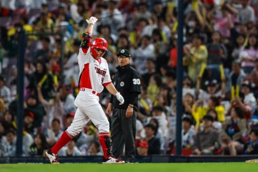 오선우가 15일 광주 롯데전에서 적시타를 친 뒤 기뻐하고 있다. 사진=KIA 제공