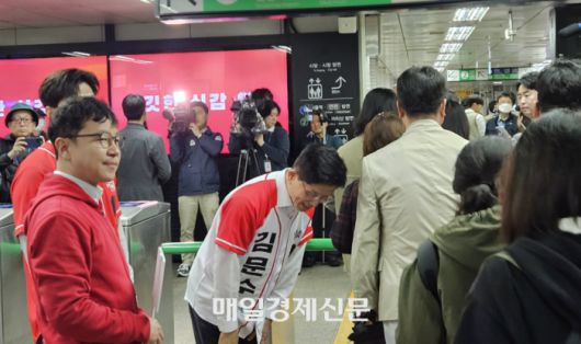 김문수 국힘의힘 대선 후보가 15일 오전 8시 30분께 서울 구로구 신로림역 개찰구 앞에서 출근길 시민들에게 인사하고 있다. [사진 = 배윤경 기자]