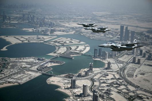 카타르가 에어포스원에 선사한  하늘길 의전 카타르 공군이 14일 카타르 도하에 착륙할 준비를 하는 미국 에어포스원 옆을 호위 비행하고 있다.