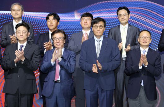 창용 한국은행 총재(아랫줄 오른쪽 두 번째)가 15일 세종시 한국개발연구원(KDI)에서 열린 KDI-한국은행 공동 심포지엄 ‘초고령사회의 빈곤과 노동: 정책 방향을 묻다’에서 조동철 KDI 원장(아랫줄 왼쪽 두 번째)을 비롯한 주요 참석자들과 함께 기념 촬영을 하고 있다. 
 [사진 = 연합뉴스]