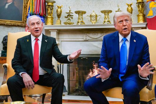 트럼프 대통령이 취임 후 첫 정상회담 상대로 부른 이스라엘의 베냐민 네타냐후 총리와 지난 2월 4일(현지시간) 백악관에서 정상회담을 하며 기자들의 질문에 답변하고 있다. <로이터 연합뉴스>