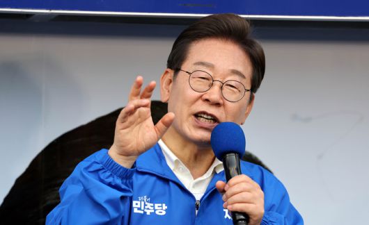 대통령 선거운동 나흘째를 맞은 15일 이재명 더불어민주당 대선 후보가 전남 광양시 전남드래곤즈 구장 앞에서 유세를 하고 있다. [김호영 기자]