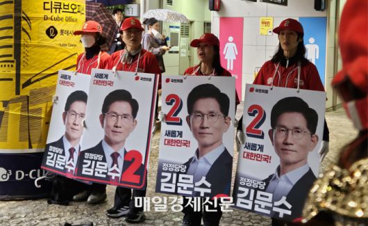 15일 오전 서울 구로구 신도림역 인근에서 이뤄진 유세 현장 모습. [사진 = 배윤경 기자]