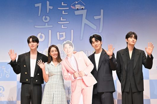 16일 오전 서울 여의도 KBS 신관 아트홀에서 KBS2 예능프로그램 ‘가는정 오는정 이민정’(이하 ‘가오정’)의 오프라인 제작발표회가 열렸다. 자리에는 황성훈 PD와 이민정, 안재현, 김정현, 김재원이 참석했다. / 사진 = KBS