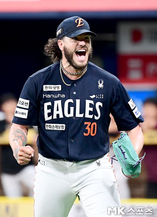 팀 동료들에게 많은 신뢰를 받고 있는 폰세. 사진=김영구 기자