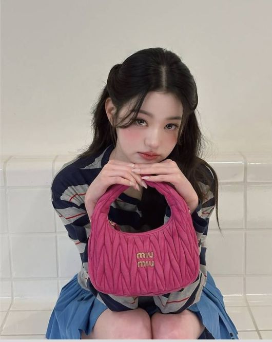 장원영은 스트라이프 니트와 블루 플리츠 미니스커트를 매치해 발랄하면서도 세련된 룩을 선보였다. 사진=장원영 SNS