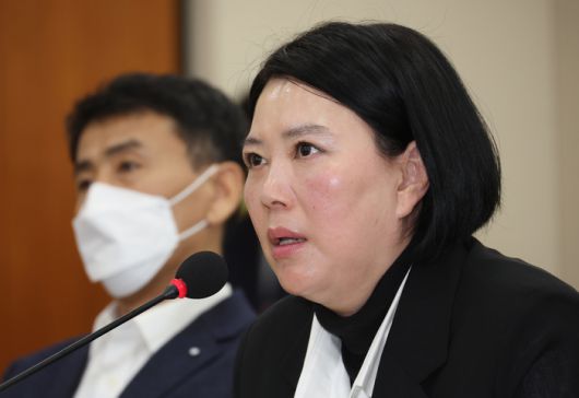 지난 4월 18일 서울 여의도 국회에서 고 오요안나 MBC 기상캐스터 사망 사건 관련 긴급 현안 질의 등을 위해 열린 과학기술정보방송통신위원회 전체회의에서 고 오요안나씨의 어머니인 장연미 씨가 발언하고 있다. [사진 = 연합뉴스]